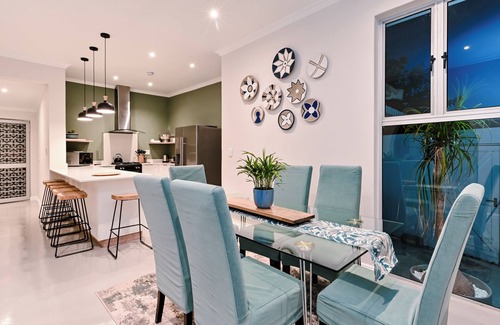 Bloubergstrand Villa | Spray Villa - Tranquil oasis with hot tub and pool only 500m from the beach!