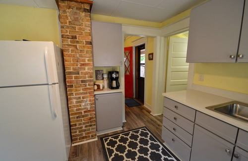 South Haven Cottage | SPRING & SUMMER COTTAGE- PERFECT LOCATION - One block to Lake Michigan
