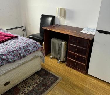 Springvale South House | Springvale couple room with shared bathroom