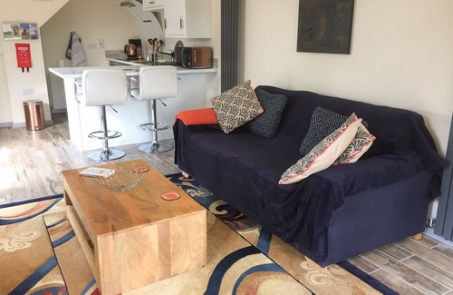 East Dereham Apartment | SQUIRRELS DREY, romantic, with open fire in Litcham