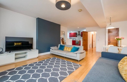 Cathedral Quarter Apartment | St Ann's Apt Modern 1-Bed Apartment in Belfast’s Cathedral Quarter – Sleeps 4
