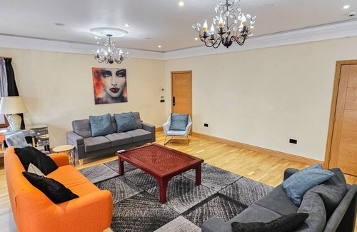 MacMerry Ski Chalet | St Martins 12 Bedroom House - Tranent