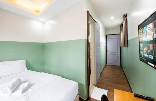Downtown Apartment | St. Marvin Studio Makati M405