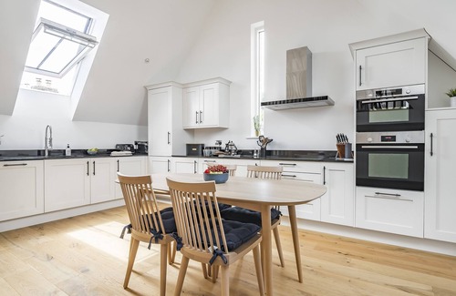 Stalbridge House | St Mary's Barn - sleeps 6 guests in 3 bedrooms