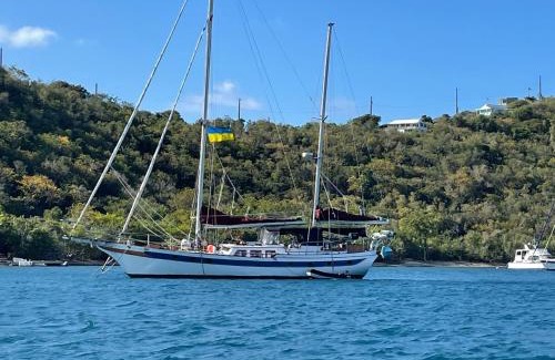 Charlotte Amalie West Boat Rental | St Thomas stay on Sailboat Ragamuffin incl meals water toys