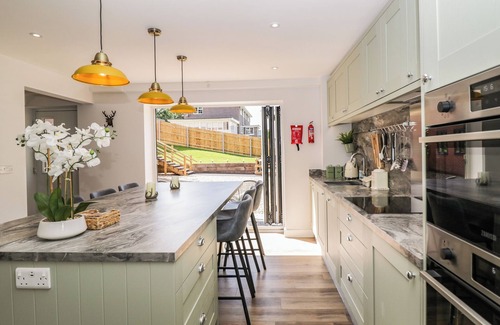 Lytchett Matravers Cottage | STAG COTTAGE, family friendly, with hot tub in Lytchett Matravers
