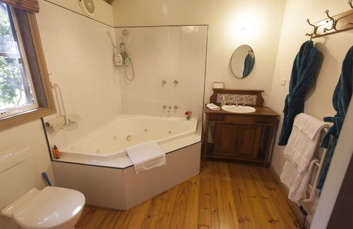 Olinda Bed & Breakfast | Stand alone self contained/air con'd spa cottage which accommodates 2 people