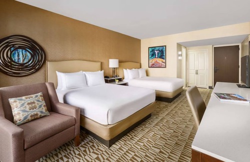 Phoenix House | Standard 2 Queens at Hilton Phoenix Airport - Outdoor Pool & Hiking Trails