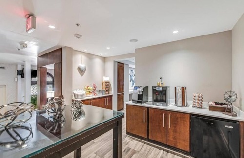 Bay Harbor Islands Apartment | Standard King Room Near Pura Vida MIA