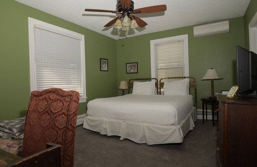 Ventnor City Bed & Breakfast | Standard King Room 300 feet from the boardwalk and beach with parking and full breakfast
