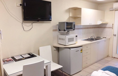 Capital Hill Apartment | Standard Studio Unit in Griffith with Free Wi-Fi + Parking