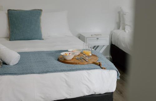 Booroobin House | Stanley House -Lakeside Luxury for 10 Perfect for Wedding Groups and Guests