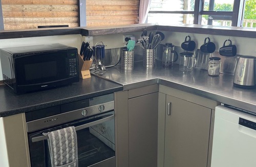 Stanmore Bay House | Stanmore Bay Log Cabin - Sea Views - Walk to Beach
