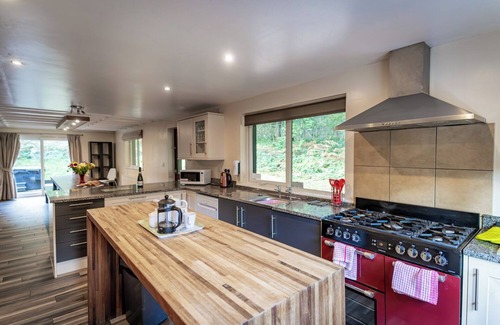 Farley Cabin | Stanton; woodland lodge for 14 with hot tub, log burner, BBQ, near Alton Towers.