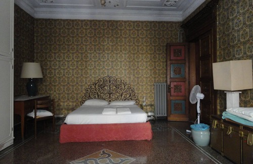 Genoa Bed & Breakfast | STANZA ROSSO MARAJA