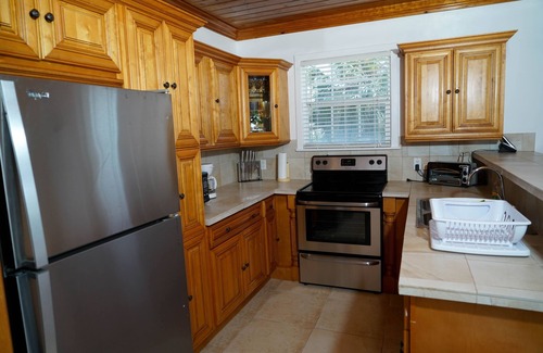 Spanish Wells Apartment | Starfish Cottage. FREE Golf Cart Included. Just 2 minute walk to the Beach