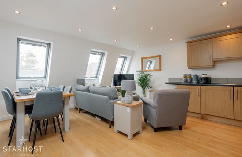 Newbury Apartment | StarHost Residences - Central 3 bed apartment in Newbury