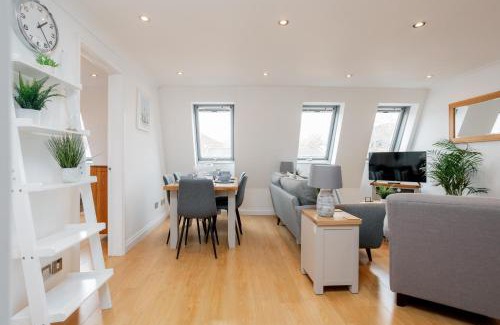 Newbury Apartment | StarHost Residences - Central 3 Bed Apartment at Regents Court, Newbury