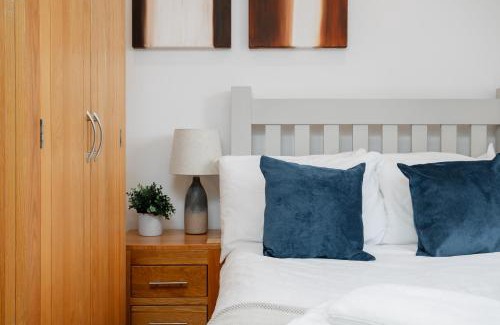 Newbury Apartment | StarHost Residences - Central 3 Bed Apartment at Regents Court, Newbury