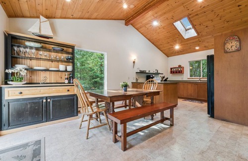 Tobermory Cottage | Starry Night - Private 35-acre Tobermory retreat with trails, open-concept living, and close to attractions.