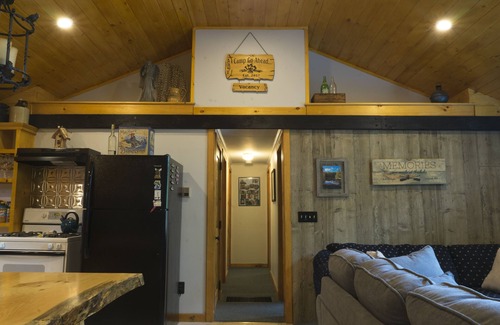 Limerick House | START VACATION on FRIDAY ~ Lakeside Cottage, private beach, hot tub, and more!