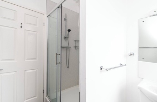 Beeston Hotel | Station Road - Contemporary 1bedroom Flat with 2 king beds & ensuite bath