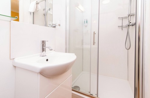 Beeston House | Station Road - Contemporary 1bedroom Flat with 1 superking bed & ensuite bath