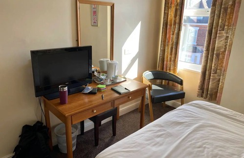 Beeston Hotel | Station Road - Contemporary 1bedroom Flat with 1 super king bed & ensuite bath