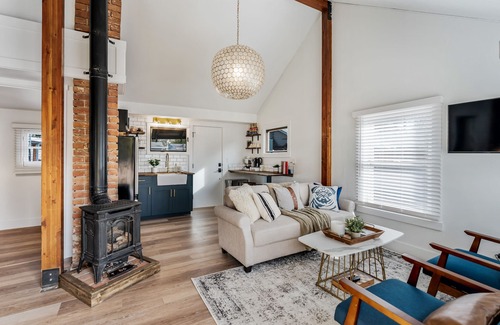 Depot Bench House | Stay 208: Gorgeous renovated modern farmhouse cottage