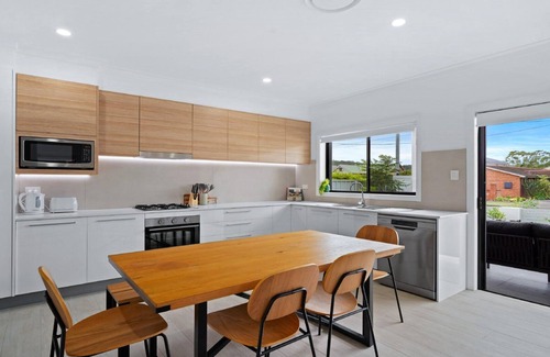 Booker Bay Apartment | Stay 3 nights, pay 2->Stroll to cafes