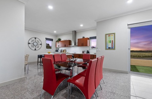 Bulla House | STAY 4, PAY 3 is a great reason to stay @ Loemans Lodge near Airport, Sleeps 10