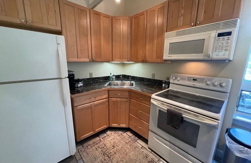 Monterey Cottage | Stay at Beaver Lodge!