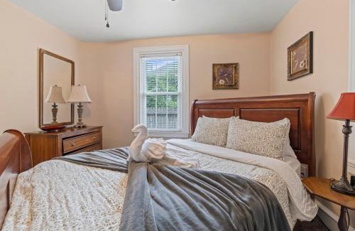 Wayne House | # Stay At Our Tasteful, Private, & Elegant Abode #