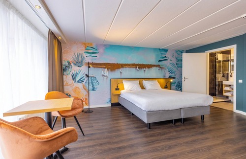 Oud-Loosdrecht Hotel | Stay by the Water with Direct Lake Access, Cycling Trails and On-Site Dining