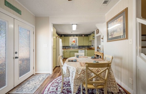 Carmine Cottage | Stay Eat Shop & Antiques. 10 min to Roundtop 5 min to La Bahia & local Wineries.