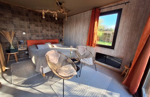 Andenne Bed & Breakfast | Stay for 2 in a cosy micro-lodge in the heart of nature, with private Jacuzzi.