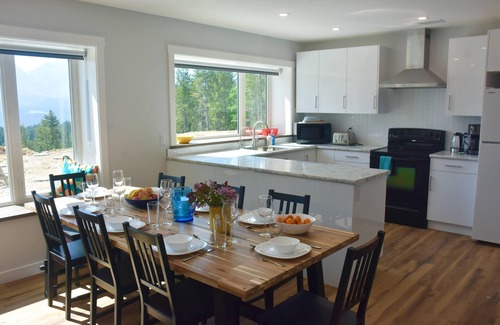Golden House | Stay Golden - sleeps 30, hot tubs, mountain views