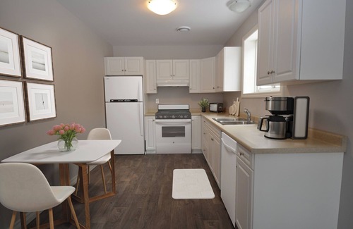 St. Catharines Apartment | Stay Here First! – Perfect for Longer Stays & Newcomers, Pet-Friendly 1BR