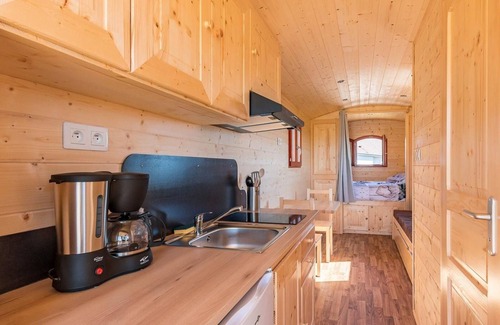 Vy-le-Ferroux Cottage | Stay in a caravan with pool and WiFi in Saône Valley