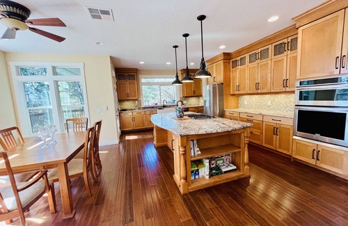 Trail House | Stay in luxury, minutes from the Lake, perfect for entertaining.