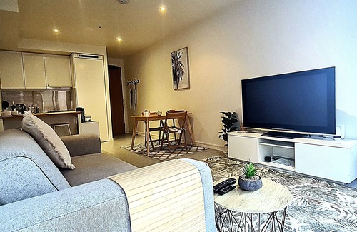 St Kilda Apartment | Stay in Melbourne's favourite beachside playground with Free Secure Parking