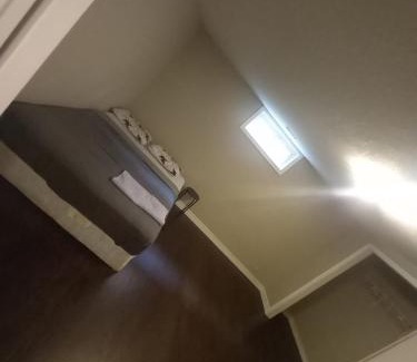 Kitchener House | Stay in Waterloo-Kitchener-Downtown-FREE WIFI & PARKING
