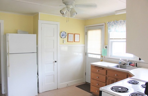 Old Lyme Cottage | Stay just steps away from a beautiful private beach in Old Lyme!