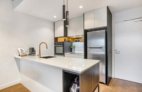Cremorne Apartment | Stay Near Botanic Garden with Gym Sauna & Parking