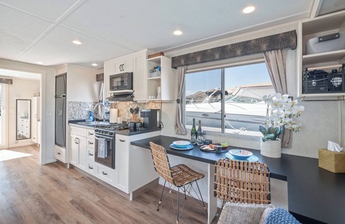 Chelan Boat Rental | Stay ON Lake Chelan with amazing views | Stationary 1 Bed houseboat