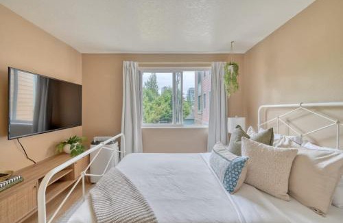 Corbett - Terwilliger - Lair Hill Apartment | Stay Portland - Adorable Bright 1 Bed Near OHSU