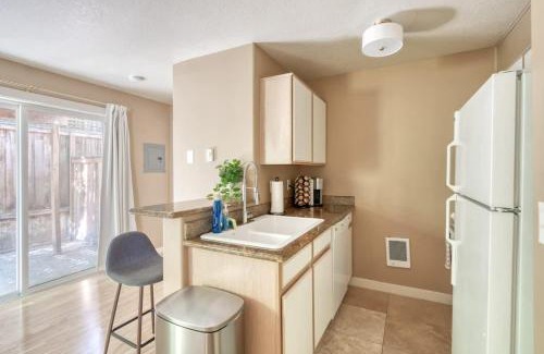 Corbett - Terwilliger - Lair Hill Apartment | Stay Portland - Peaceful Johns Landing Studio - Near OHSU