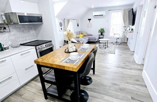 Walkerville Apartment | Stay Windsor - Central/parking