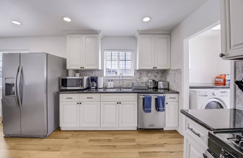 Midway City House | Stay with SIR Living for the best experience!