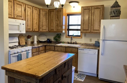 De Queen House | Stay with your friends/family in this peaceful home 3 miles from a river access